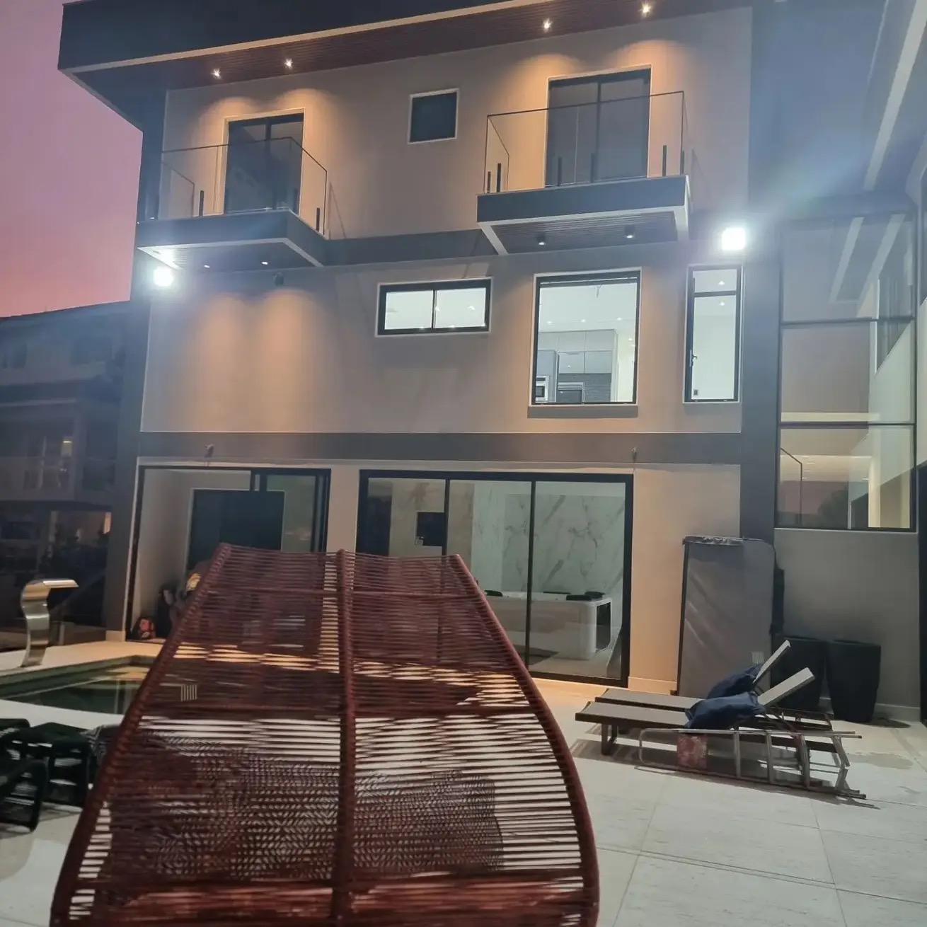 Fachada iluminada de residência contemporânea de alto padrão